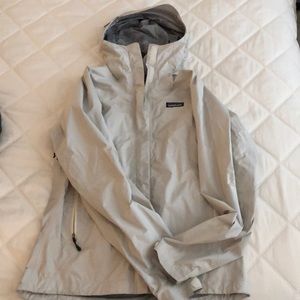 Women’s Patagonia windbreaker.